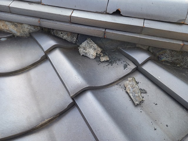 剥がれた漆喰は取り除きます